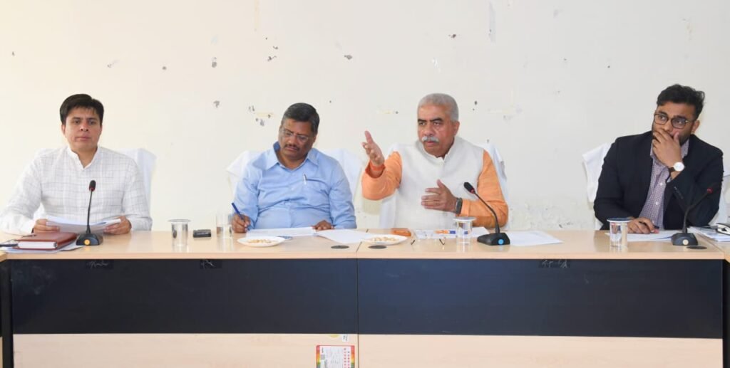 UP News: राकेश सचान ने की समीक्षा बैठक, एमएसएमई की योजनाओं की जानी प्रगति