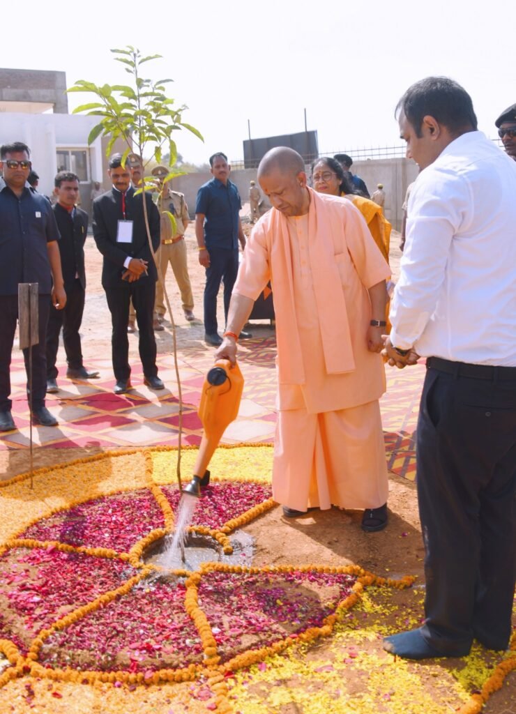 UP News: सीएम योगी के स्पष्ट निर्देश- 31 मई तक पूरा करें मां विंध्यवासिनी विवि का निर्माण