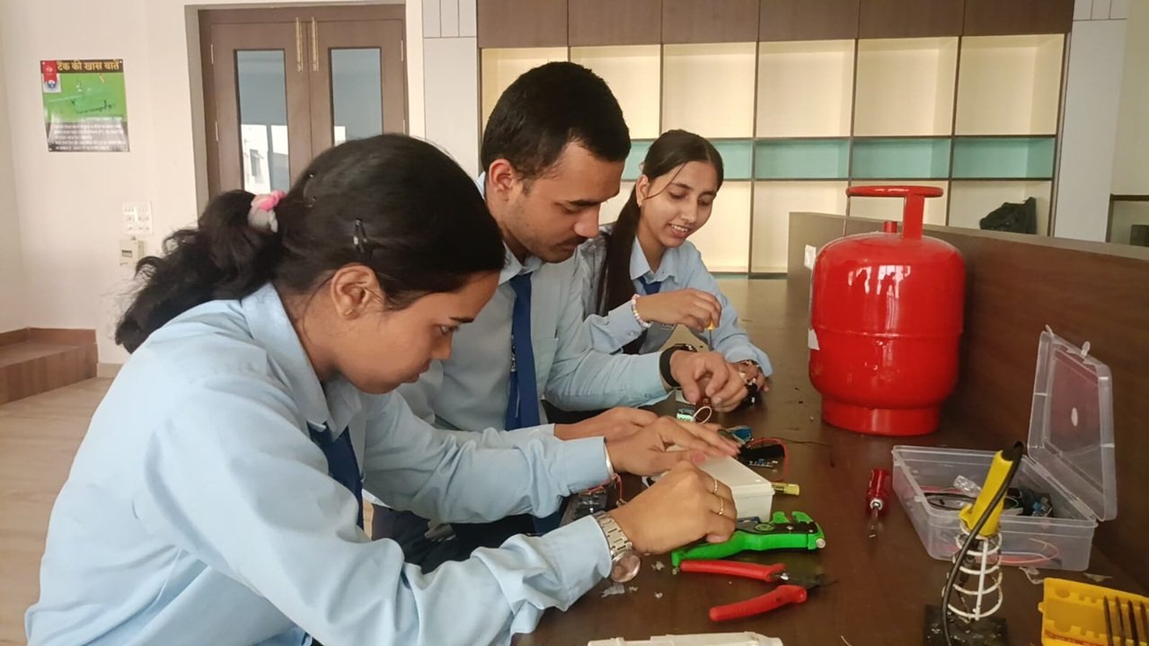 अब सिलेंडर की कालाबाजारी पर लगेगी लगाम, आईटीएम गीडा के छात्रों ने बनाया सेफ्टी ट्रैकर