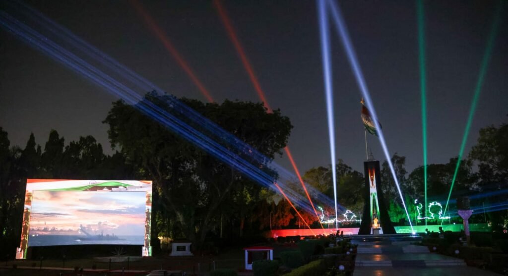 Lucknow: स्मृतिका युद्ध स्मारक में लेज़र, लाइट और साउंड शो, रक्षा मंत्री ने किया उद्घाटन