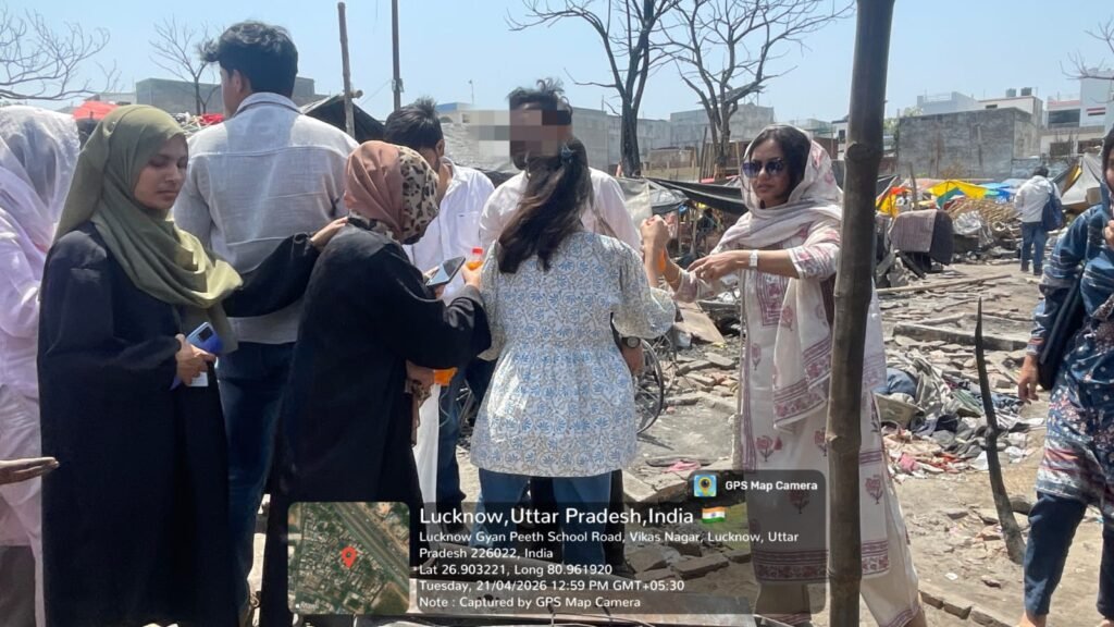 Lucknow: इंटीग्रल विश्वविद्यालय ने अग्नि-प्रभावित बस्ती में पहुँचाई राहत