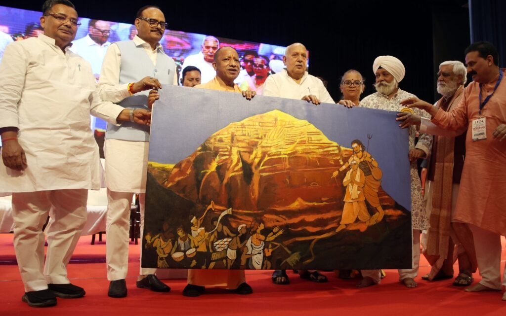 देश को लूटने वाले राष्ट्रद्रोहियों से सावधान रहें: सीएम योगी