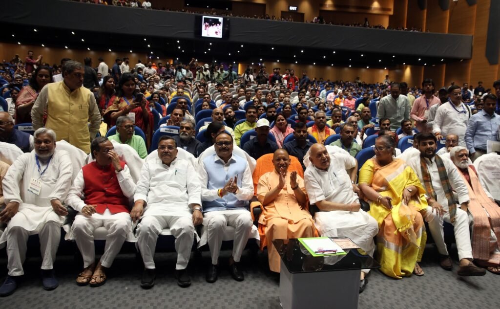 देश को लूटने वाले राष्ट्रद्रोहियों से सावधान रहें: सीएम योगी