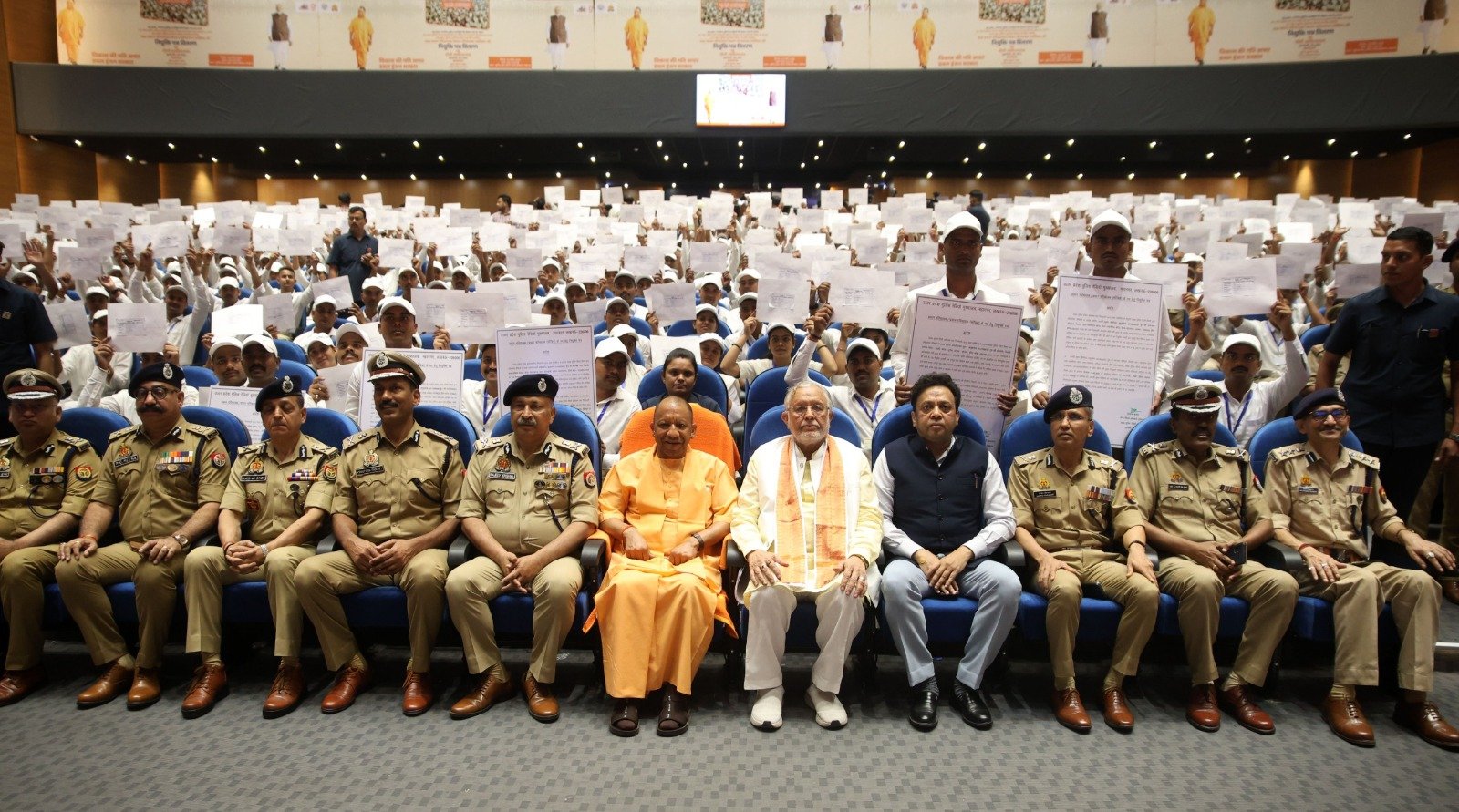 UP: युवाओं के लिए खुशखबरी! पुलिस में इस वर्ष एक लाख नई भर्ती