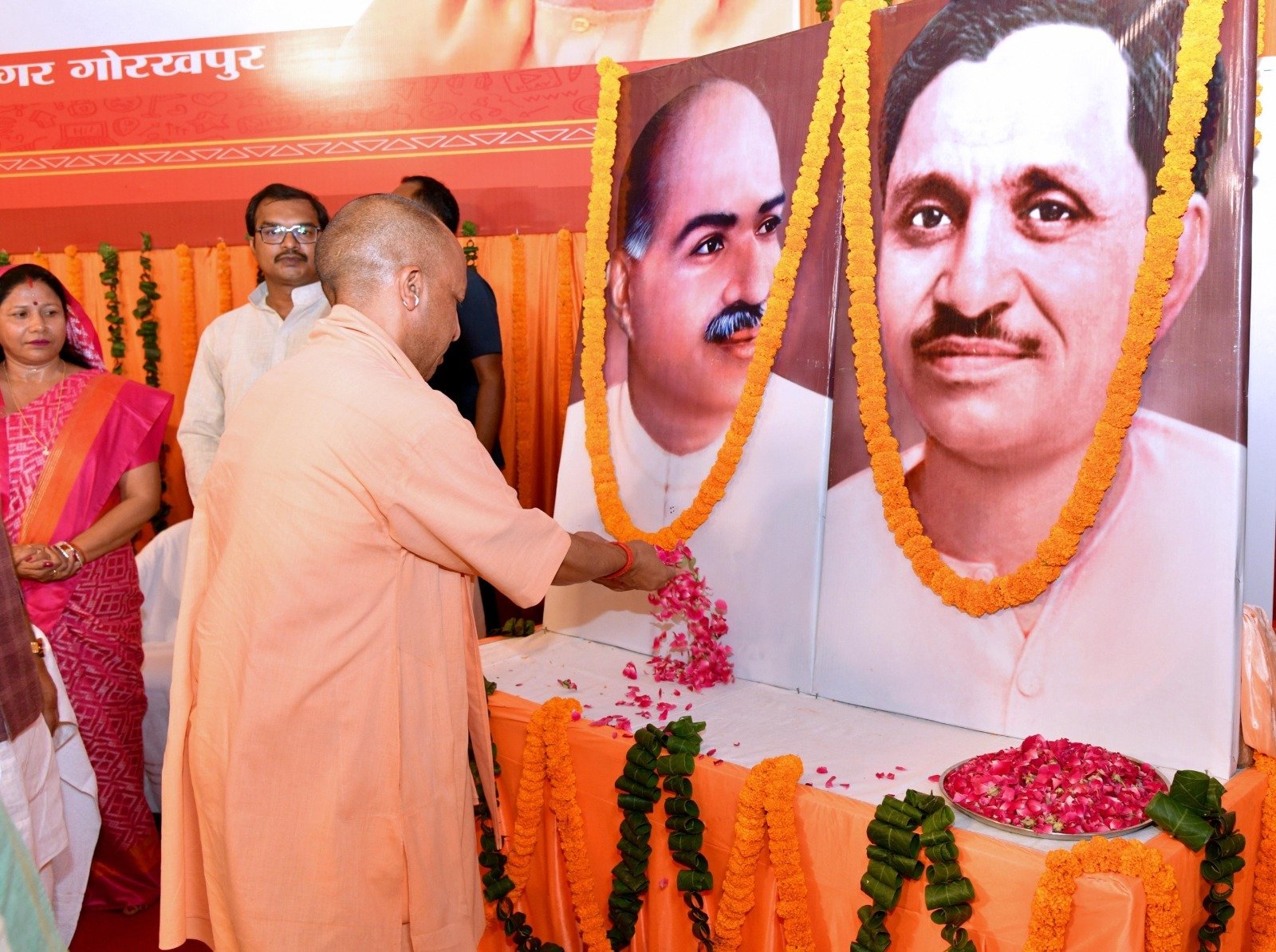 Gorakhpur: मुख्यमंत्री योगी आदित्यनाथ ने समाज के प्रबुद्धजन का आह्वान किया कि वे वर्तमान पीढ़ी को देश-प्रदेश के अतीत और आज दिख