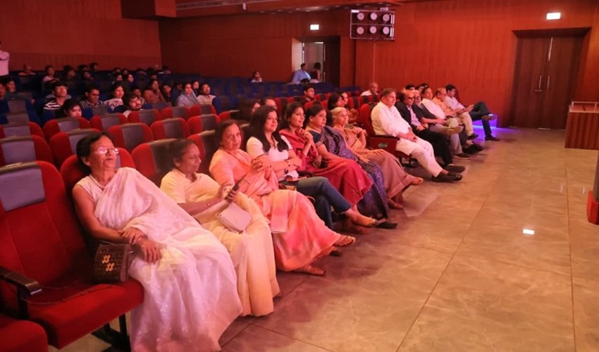 SRMS रिद्धिमा में नाटक 'द प्रपोजल्स' का मंचन, दिखा अहंकार, रिश्तों की जटिलता और प्रेम
