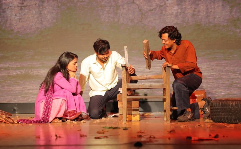 SRMS रिद्धिमा में नाटक "ब्रोकन चेयर" का मंचन, मानवीय संबंधों की जटिलताओं को किया उजागर