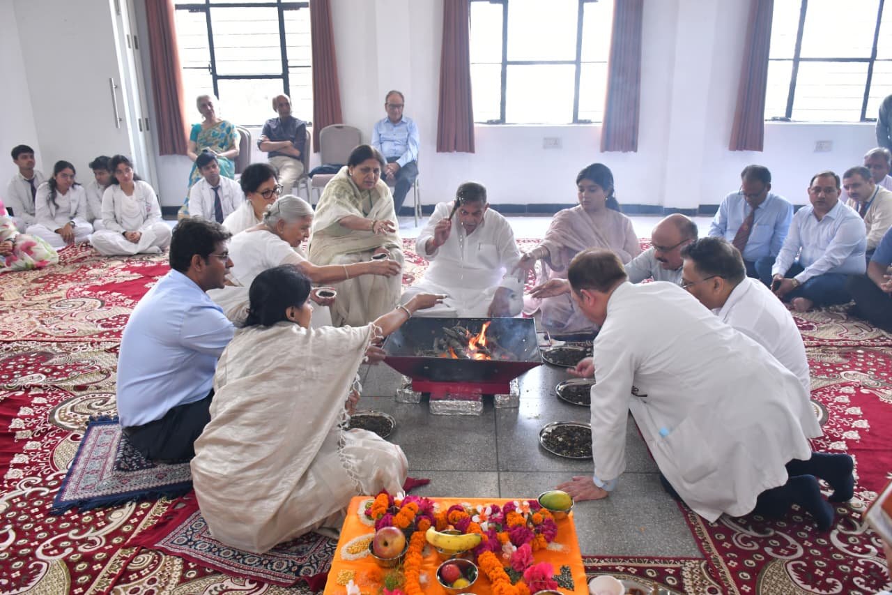 SRMS Bareilly: फाउंडर्स डे पर एडमिनिस्ट्रेशन, सपोर्टिंग स्टाफ, शिक्षक व डाक्टर सम्मानित