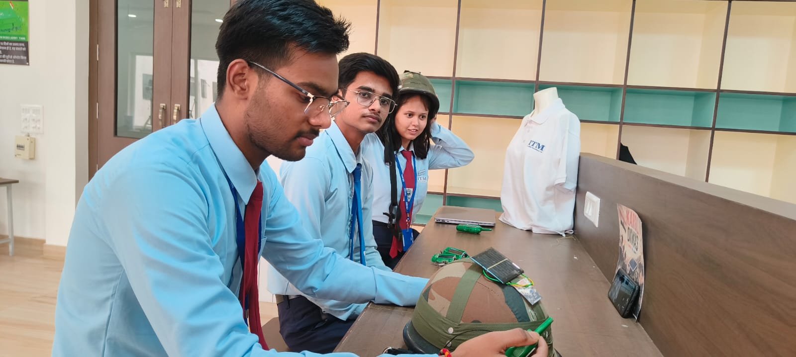 छात्रों ने बनाया सोलर वॉकी-टॉकी हेलमेट, जवानों की सुरक्षा और संचार व्यवस्था बनेगी आसान