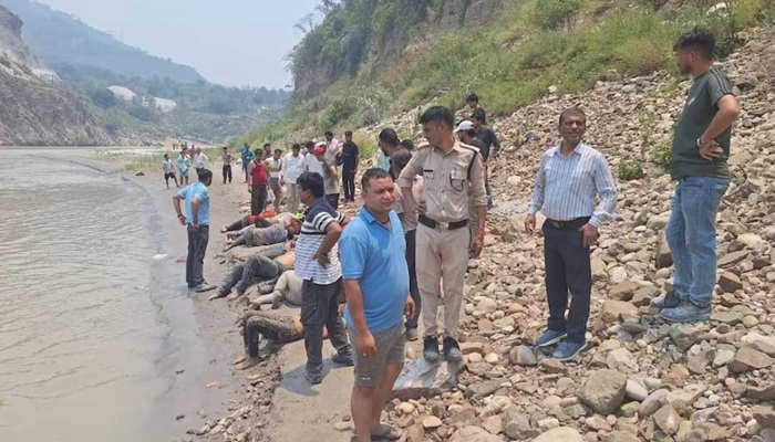 Rudraprayag Accident: अलकनंदा नदी में गिरा 26 यात्रियों को लेकर जा रहा टेंपो ट्रैवलर, नौ की मौत