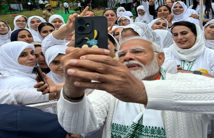 International Yoga Day 2024: नए अंदाज में दिखे पीएम मोदी, एक्स पर शेयर कीं Selfies