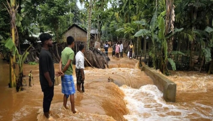 Assam Floods: असम में बाढ़ से तीन लाख से अधिक लोग बेघर, अब तक 60 लोगों की मौत