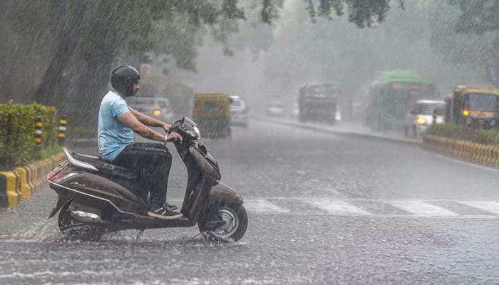 UP Weather Update: यूपी में अगले तीन से चार दिन तक भारी बारिश की चेतावनी, इन जिलों के लिए अलर्ट