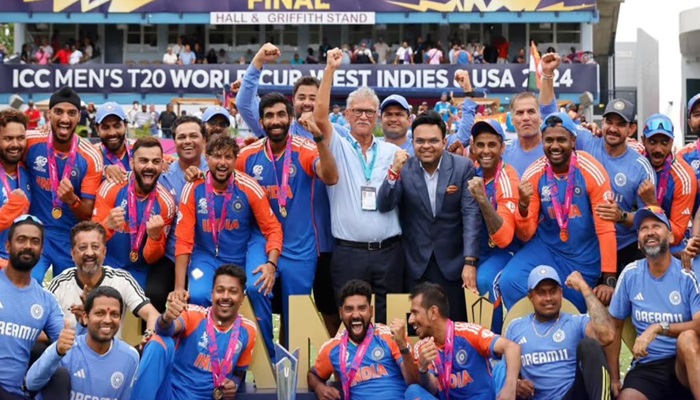 T20 World Cup 2024: विश्व विजेता टीम इंडिया पर पैसों की बारिश, बीसीसीआई ने किया इतना इनाम देने का ऐलान