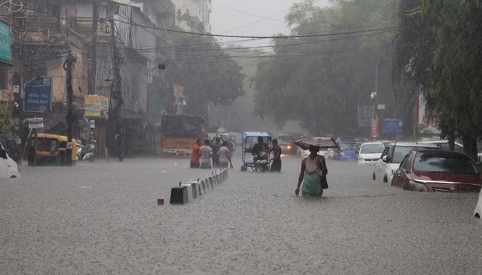 Weather Update: 16 राज्यों में भारी बारिश की चेतावनी, असम में बाढ़ से बिगड़े हालात