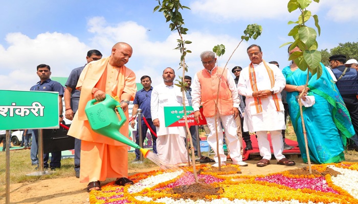 CM Yogi ने शुरू किया पौधरोपण जन अभियान, बोले- स्थापित किया जा रहा सौमित्र वन