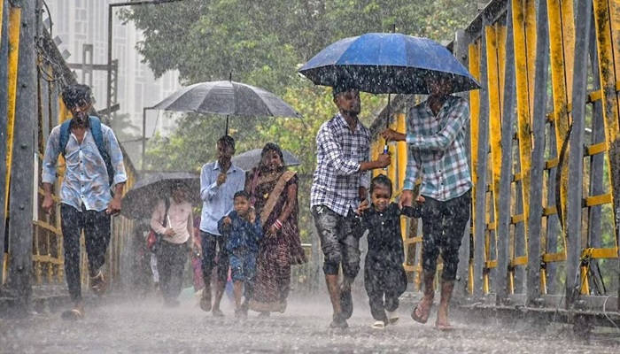 UP Weather News: प्रदेश के इन 15 जिलों में भारी बारिश की संभावना, आगरा-लखनऊ में अलर्ट