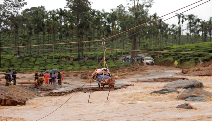 Wayanad Landslides: सेना ने चौथे दिन चार लोगों को जिंदा निकाला, फोन की लास्ट लोकेशन से ढूंढे जा रहे शव