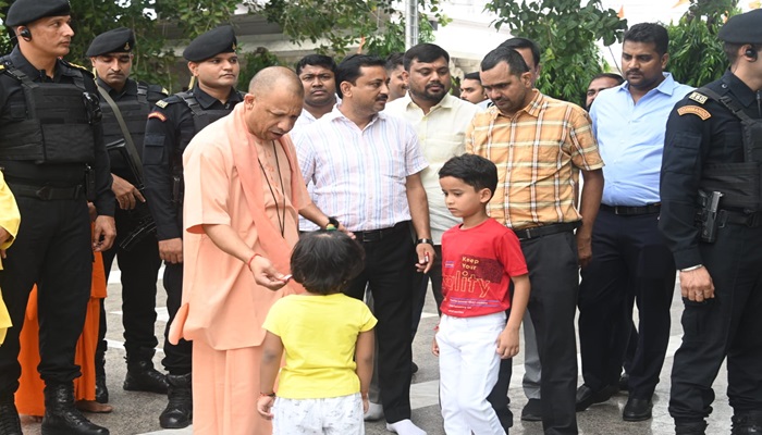 गोरखनाथ मंदिर की गोशाला में सीएम ने की गोसेवा, गोवंश को खिलाया गुड़-केला 