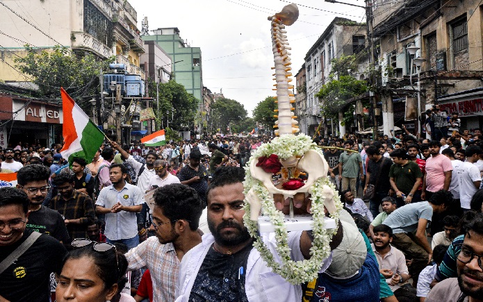 कोलकाता केस: पुलिस हेडक्वॉर्टर के बाहर डॉक्टर्स का धरना, कमिश्नर के इस्तीफे की मांग