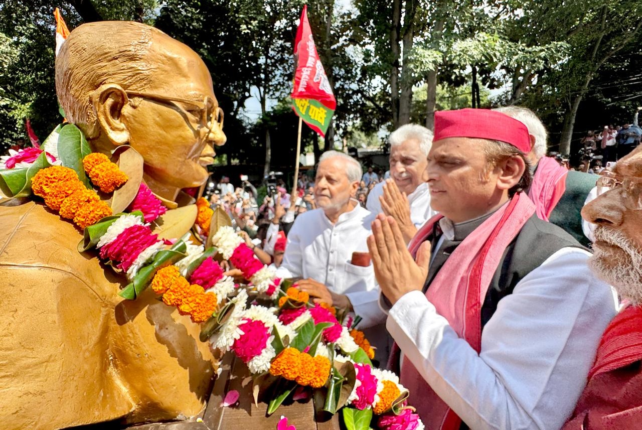 यूपी सरकार ने अखिलेश यादव को जेपी सेंटर जाने से रोका, सपा प्रमुख ने मूर्ति पर माला चढ़ाकर BJP को विनाशकारी बताया