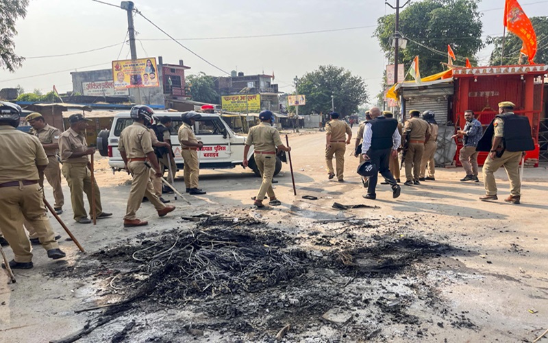 बहराइच में कर्फ्यू जैसे हालात, CO महसी सस्पेंड और दो दिन बंद रहेगा इंटरनेट