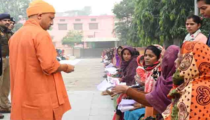 सीएम योगी ने सुनीं 300 लोगों की समस्‍याएं, बोले- कोई परेशान न हो, सभी का समाधान होगा