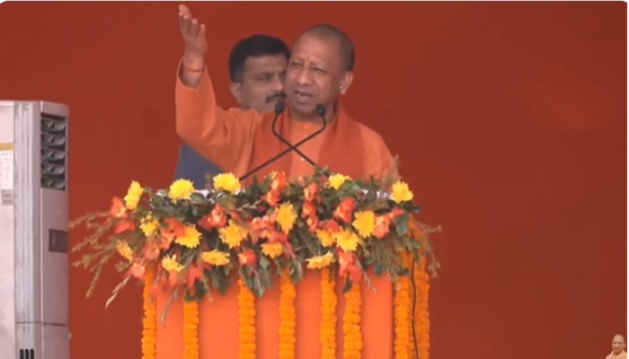 वाराणसी: CM Yogi ने कहा- संत कभी शांत नहीं बैठ सकता, धर्म सुरक्षित है तो हम सभी सुरक्षित