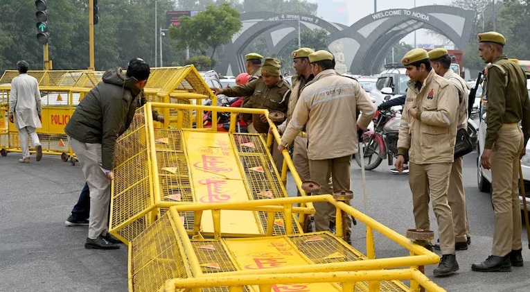 यूपी के किसानों का दिल्ली मार्च, बैरिकेडिंग तोड़ी और पुलिस ने खड़े किए क्रेन-कंटेनर  