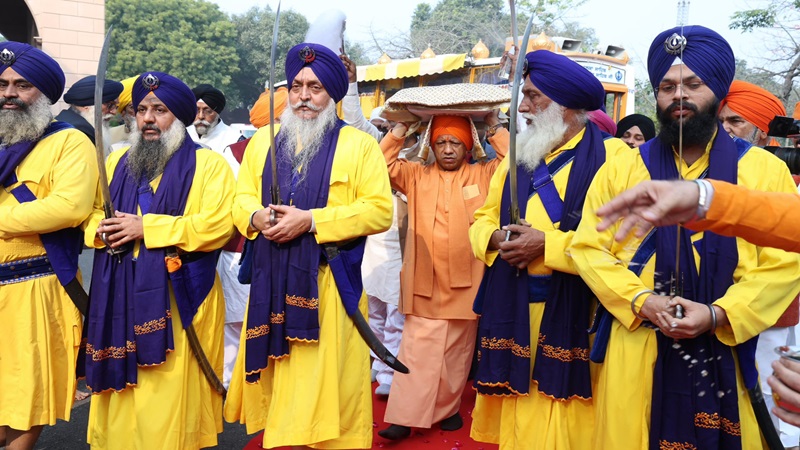 मुख्‍यमंत्री आवास पर वीर बाल दिवस पर संकीर्तन, सीएम योगी ने गुरुद्वारे में टेका मत्‍था