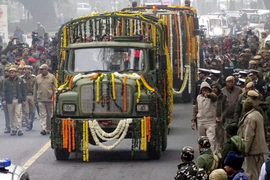 पूर्व पीएम डॉ. मनमोहन सिंह की अंतिम यात्रा में उमड़ी भीड़, पत्नी और बेटी ने दी श्रद्धांजलि   