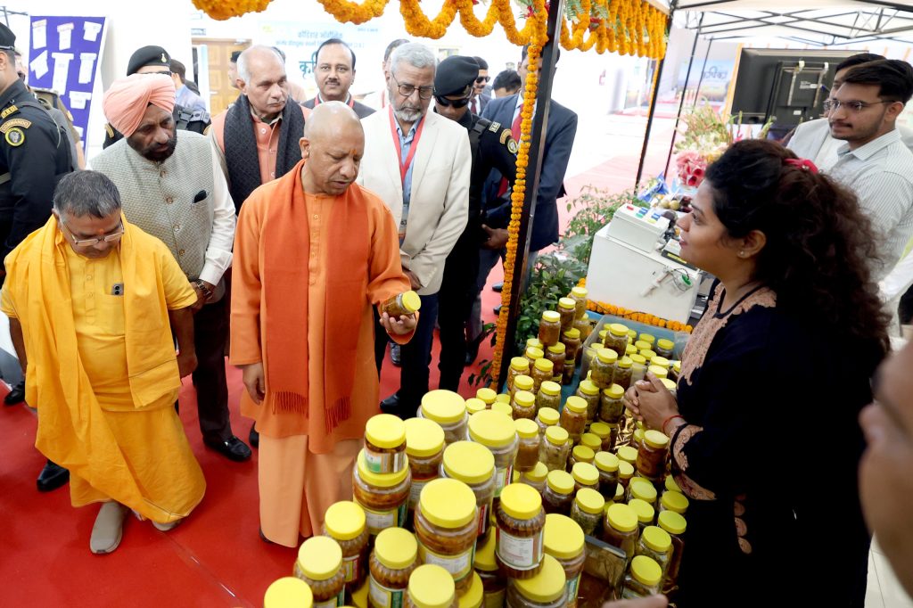 किसान किसी के सामने हाथ न फैलाएं, केंद्र व राज्य सरकार का यही उद्देश्यः सीएम योगी