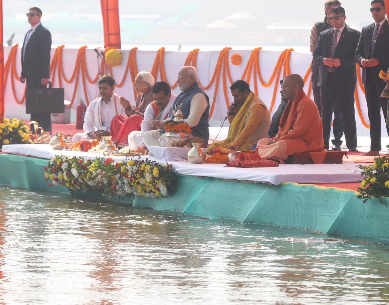 वैदिक मंत्रों के बीच पीएम मोदी ने किया संगम अभिषेक