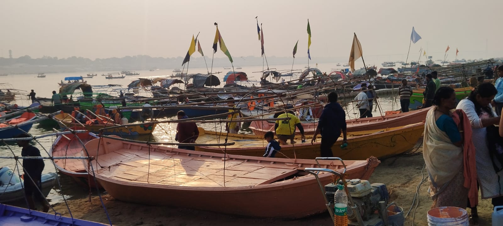 नमामि गंगे मिशन: संगम की नावों पर हो रही चित्रकारी, शुरू हुआ सौंदर्यीकरण का अभियान