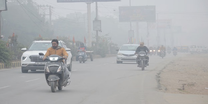 यूपी के 60 जिलों में कोहरा, 17 जनपदों में बारिश का अलर्ट; चार शहरों में 8वीं तक स्कूल बंद