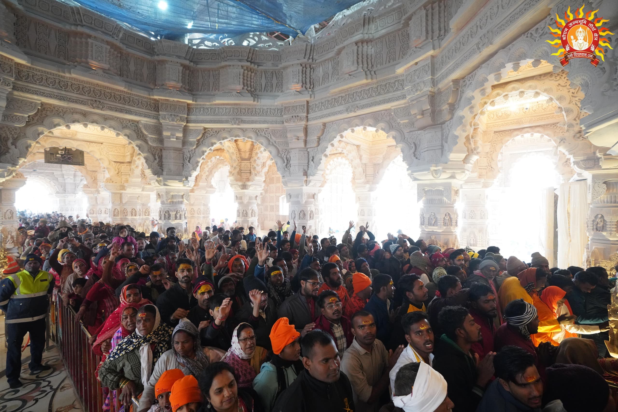 श्रीरामलला के मंदिर में उमड़ा जनसैलाब, जयकारों से गूंजी अयोध्या