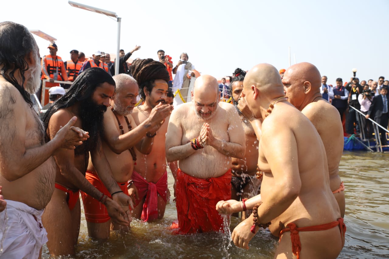 गृहमंत्री अमित शाह और मुख्यमंत्री योगी आदित्यनाथ ने मठों, मंदिरों और अखाड़ों के संतों के साथ वैदिक मंत्रोच्चार के बीच संगम में पवित्र डुबकी लगाई।