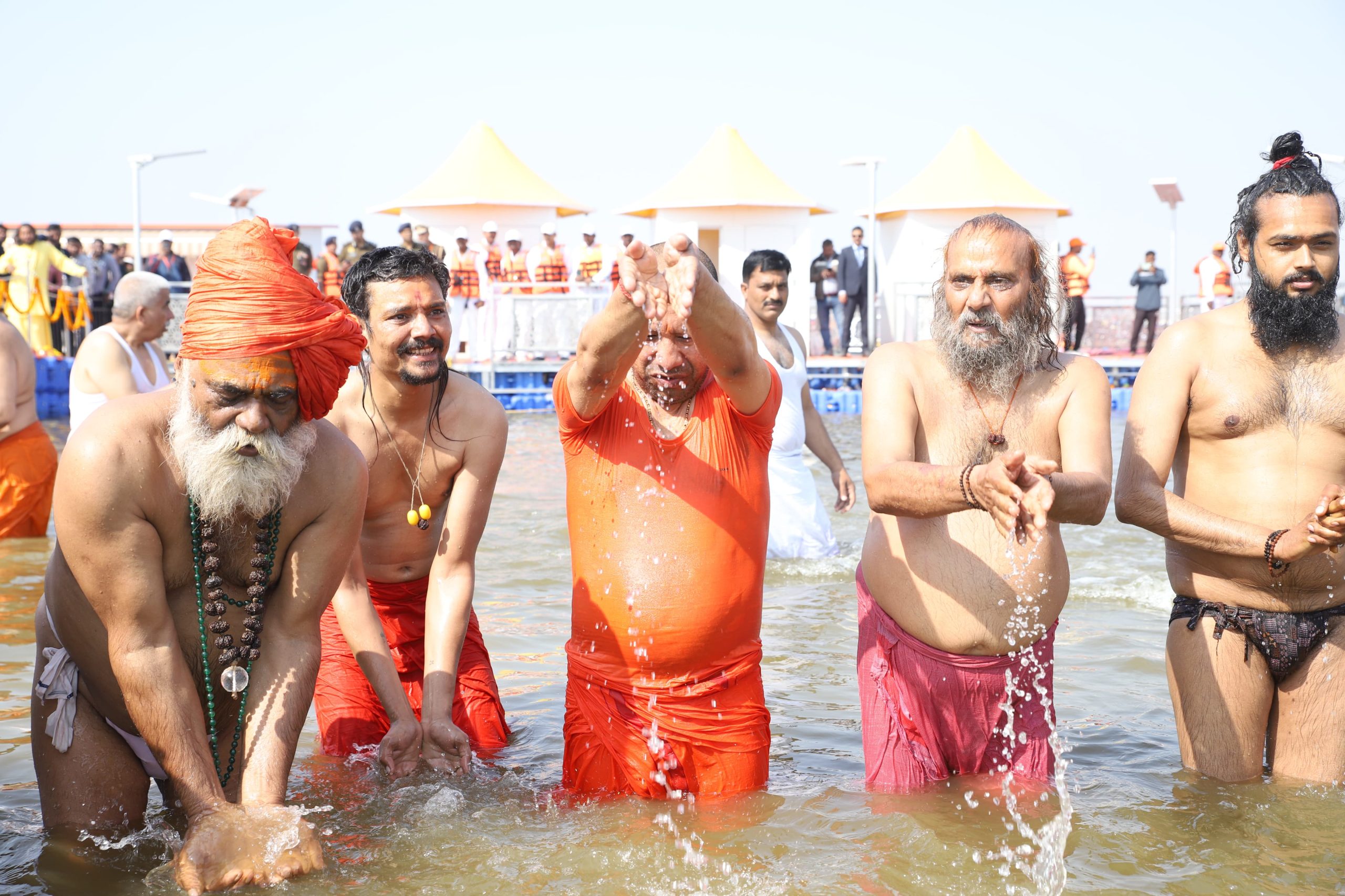 गृहमंत्री अमित शाह और मुख्यमंत्री योगी आदित्यनाथ ने मठों, मंदिरों और अखाड़ों के संतों के साथ वैदिक मंत्रोच्चार के बीच संगम में पवित्र डुबकी लगाई।