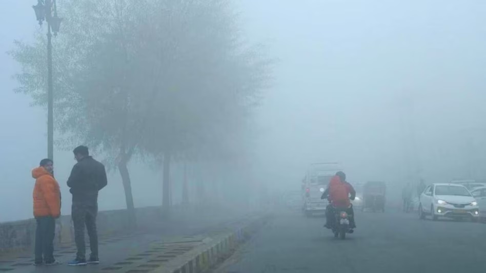 Weather: कई राज्यों में कोहरे का कहर, मैदानी क्षेत्रों में तीन दिन बारिश के आसार