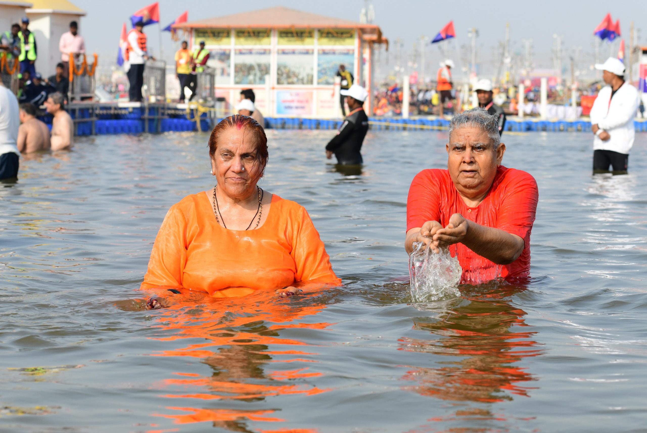 महाकुम्भ: उपराष्ट्रपति ने त्रिवेणी संगम में लगाई पावन डुबकी, कहा- धन्य हुआ जीवन