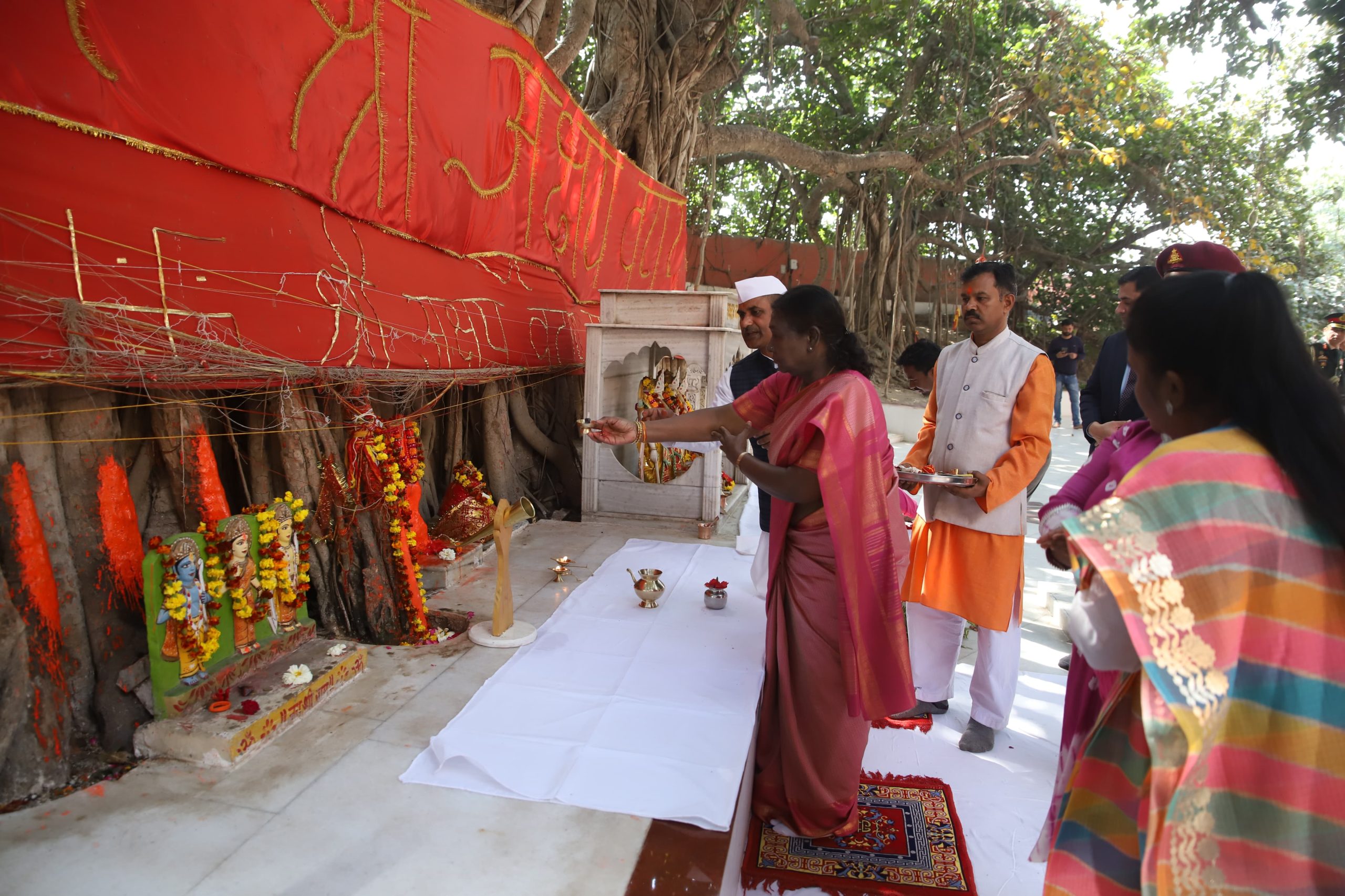 राष्ट्रपति ने बड़े हनुमान के दरबार में टेका मत्था, अक्षयवट और सरस्वती कूप का किया दर्शन