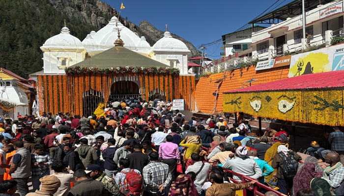 चारधाम यात्रा आज से, गंगोत्री धाम के कपाट खुलने से पहले श्रद्धालुओं की भारी भीड़