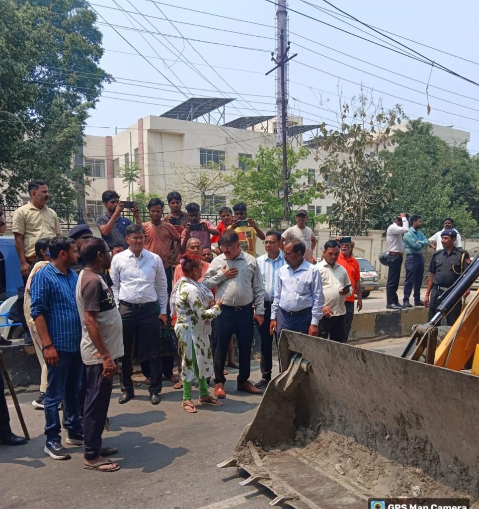 लोकबंधु हॉस्पिटल के सामने से हटा अतिक्रमण, सौंदर्यीकरण कार्य के लिए रास्ता साफ