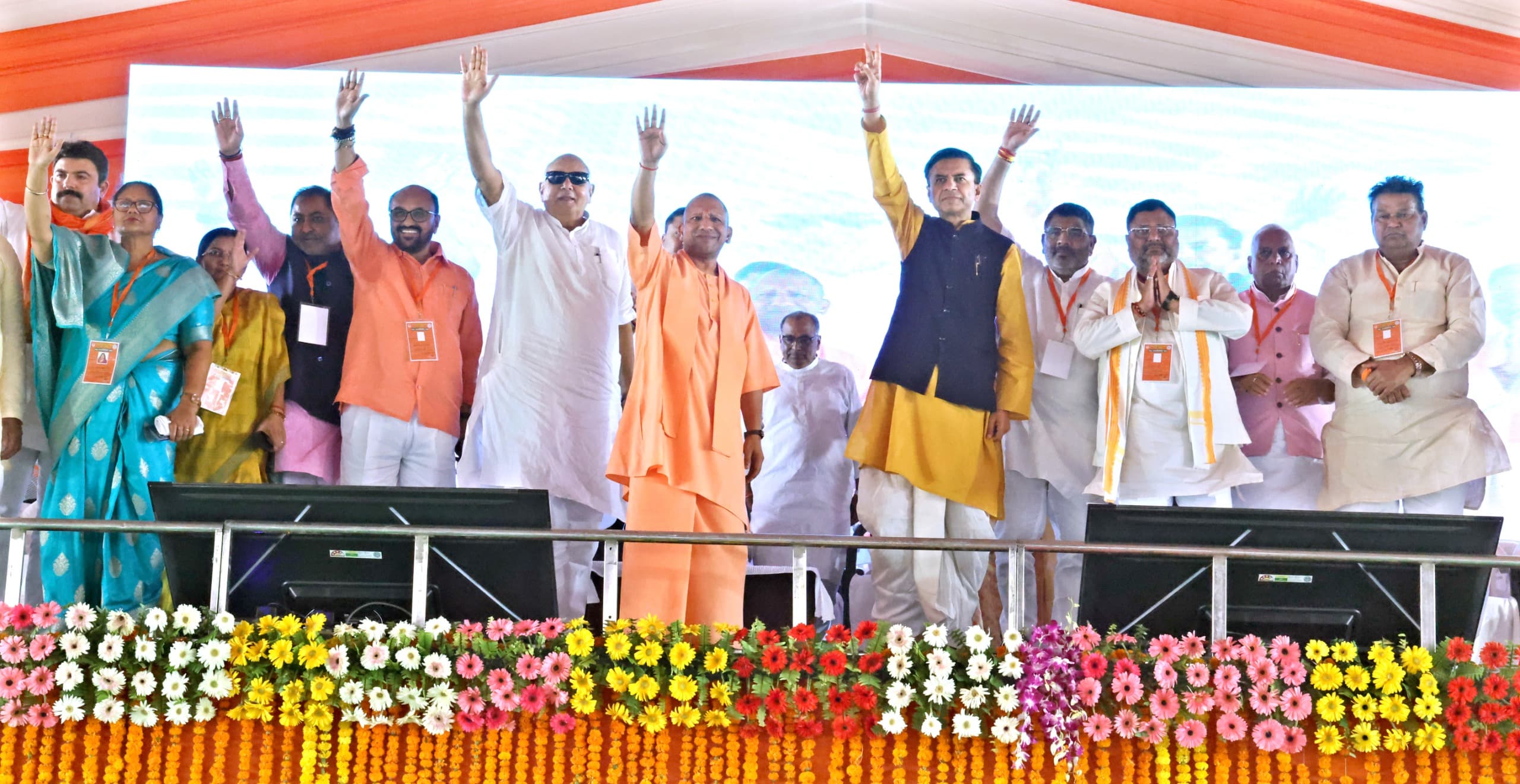सीएम योगी ने देवरिया को दी 501 परियोजनाओं की सौगात, सपा पर भी साधा निशाना