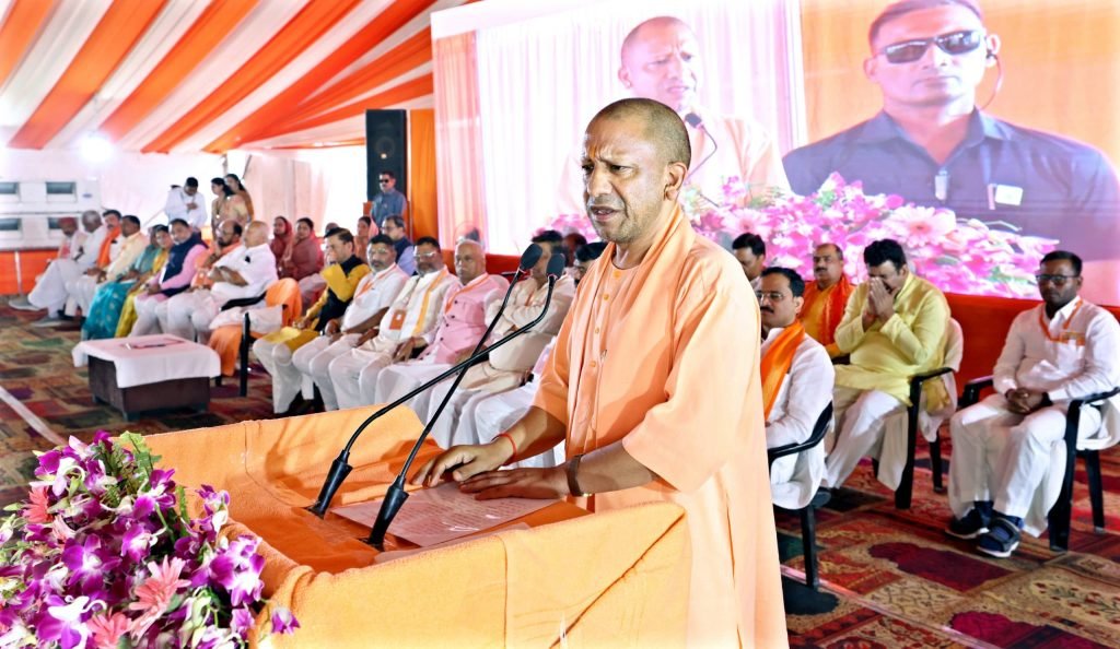 सीएम योगी ने देवरिया को दी 501 परियोजनाओं की सौगात, सपा पर भी साधा निशाना