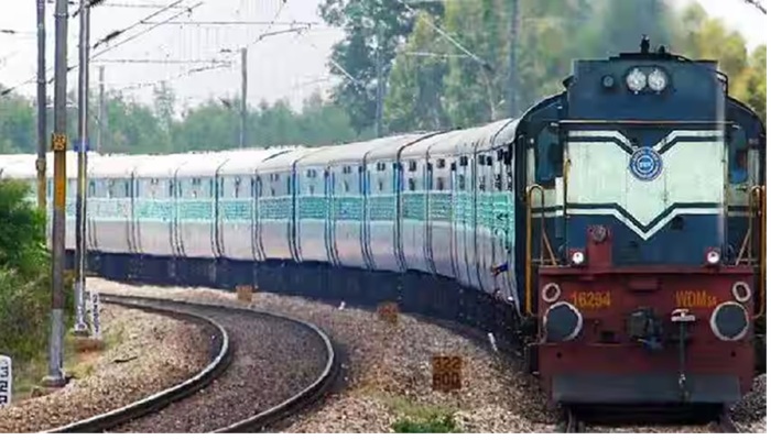 गर्मियों में बना रहे घूमने का प्लान, ट्रेन में सफ़र करने से पहले जान लें यह नया नियम