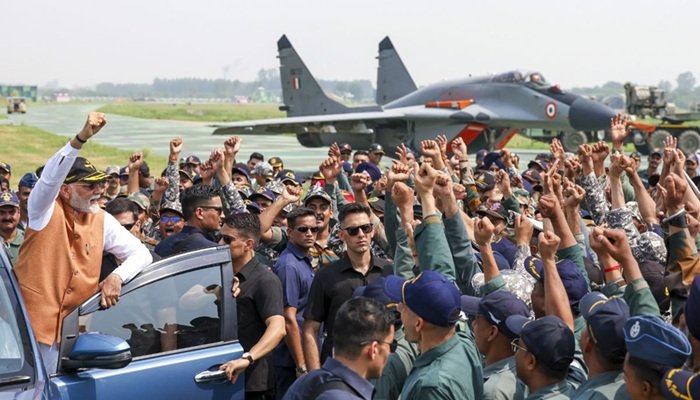 PM Modi ने बीकानेर में की वायुसेना के जांबाजों से मुलाकात, दी 26,000 करोड़ की विकास योजनाओं की सौगात