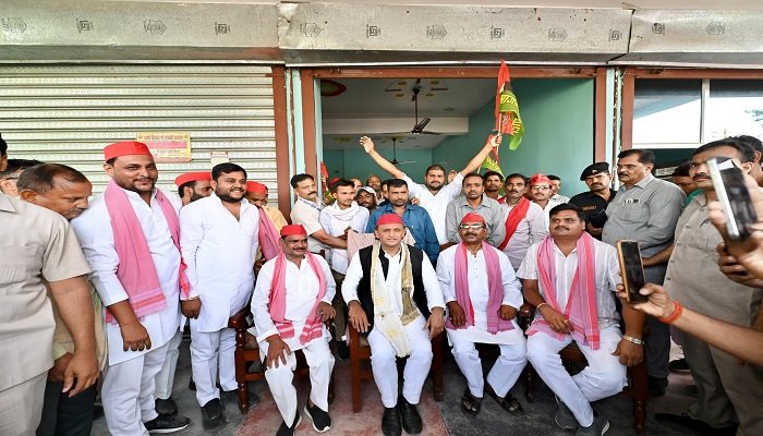 अमेठी में अखिलेश बोले- जश्न जीत का होना चाहिए, सीजफायर का नहीं