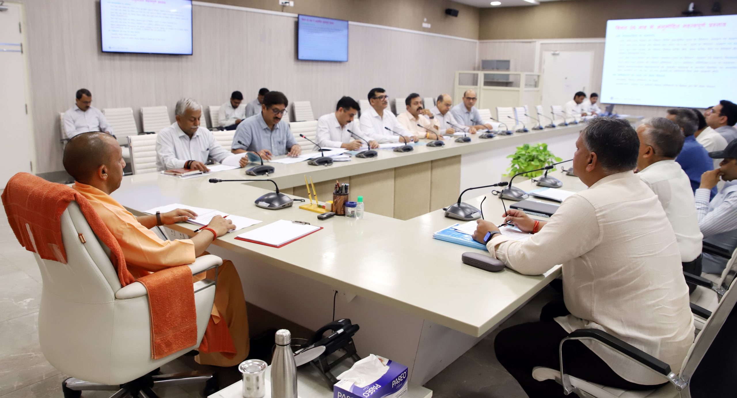 कानपुर, आगरा और लखनऊ मेट्रो परियोजनाओं को निर्धारित समय सीमा में पूर्ण किया जाए: सीएम