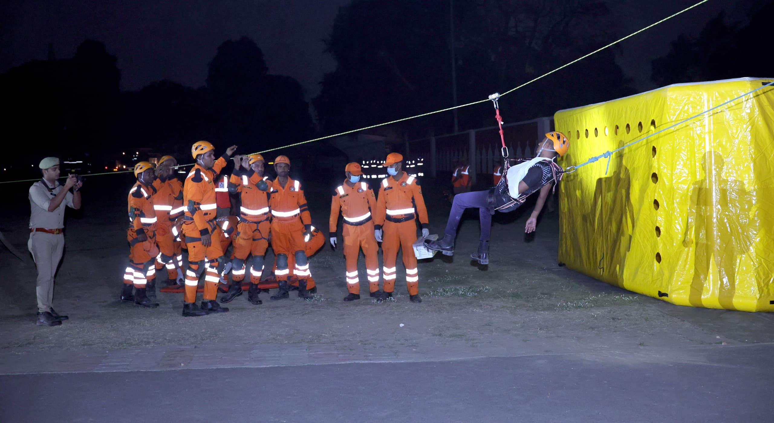 Mock Drill: लखनऊ पुलिस लाइन मैदान में हुई मॉक ड्रिल, सुरक्षा एजेंसियों का संयुक्त प्रदर्शन